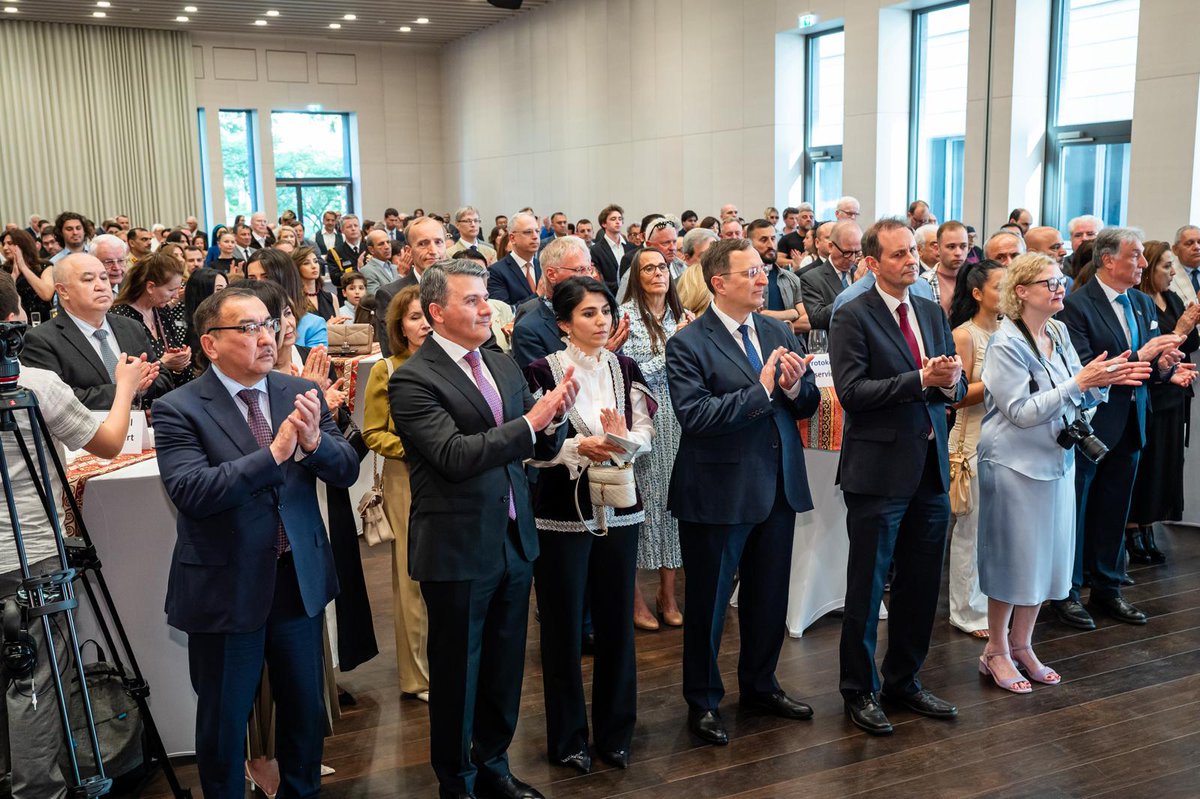 AzEmbGermany's tweet photo. Müstəqillik Günü münasibətilə Azərbaycanın Almaniyadakı səfirliyi tərəfindən mayın 26-da Berlində rəsmi qəbul təşkil olunub. Əvvəlcə Berlin Simfonik Orkestri ansamblının ifasında Azərbaycanın və Almaniyanın dövlət himnləri səsləndirilib. https://t.co/8oHx5y0WX4