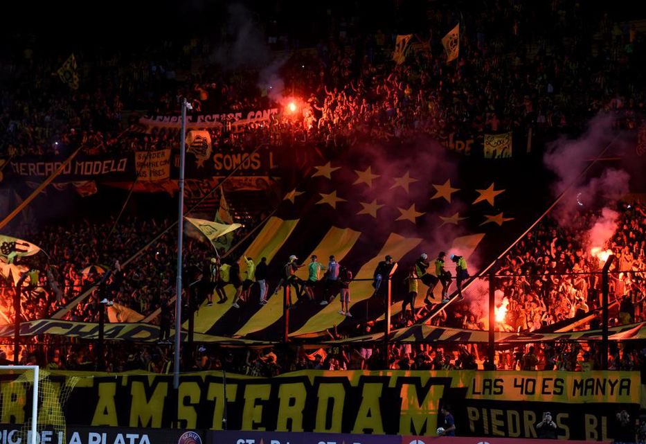 DarioAlberti's tweet photo. 🚨 ATENCIÓN: Peñarol se expone a una sanción por el uso de pirotecnia en el partido contra Corinthians. CONMEBOL le abrió un expediente disciplinario por este motivo. 

Estamos en vivo en 100% Deporte por @Sport890. https://t.co/rDjFxAM0Ud https://t.co/CjekXyhO0M