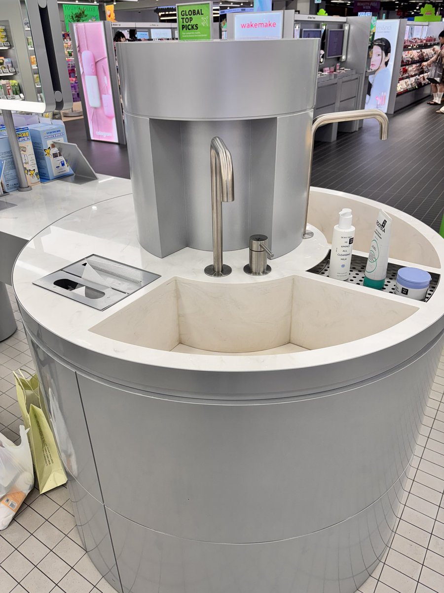 koshi194's tweet photo. 東大門のDOOTA MALL地下にある、24時までオープンしてる巨大オリヤン行ってきた🫒メイク用品からプロテイン、お菓子系までなーーんでも揃ってるし、テスターだらけの手洗える場所もあって地味に嬉しい。遅くまでやってるの最高すぎたけど、やはり夜は買い物欲爆発して要らんものまで買ってしまった😇 https://t.co/7QRdb6cFU6