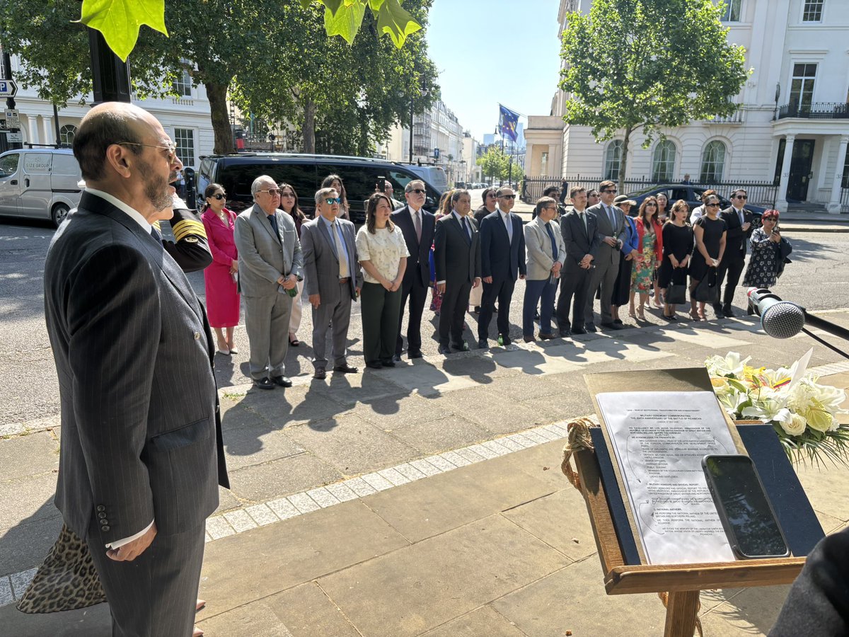 EmbajadaEcuUK's tweet photo. Con una solemne y emotiva ceremonia conmemoramos el 204 aniversario de la Batalla del Pichincha 🇪🇨

Durante el evento, que inició con la colocación de una ofrenda floral al monumento del Libertador Simón Bolívar, destacamos la importancia de esta fecha histórica para el Ecuador. https://t.co/cokGfKxgj2