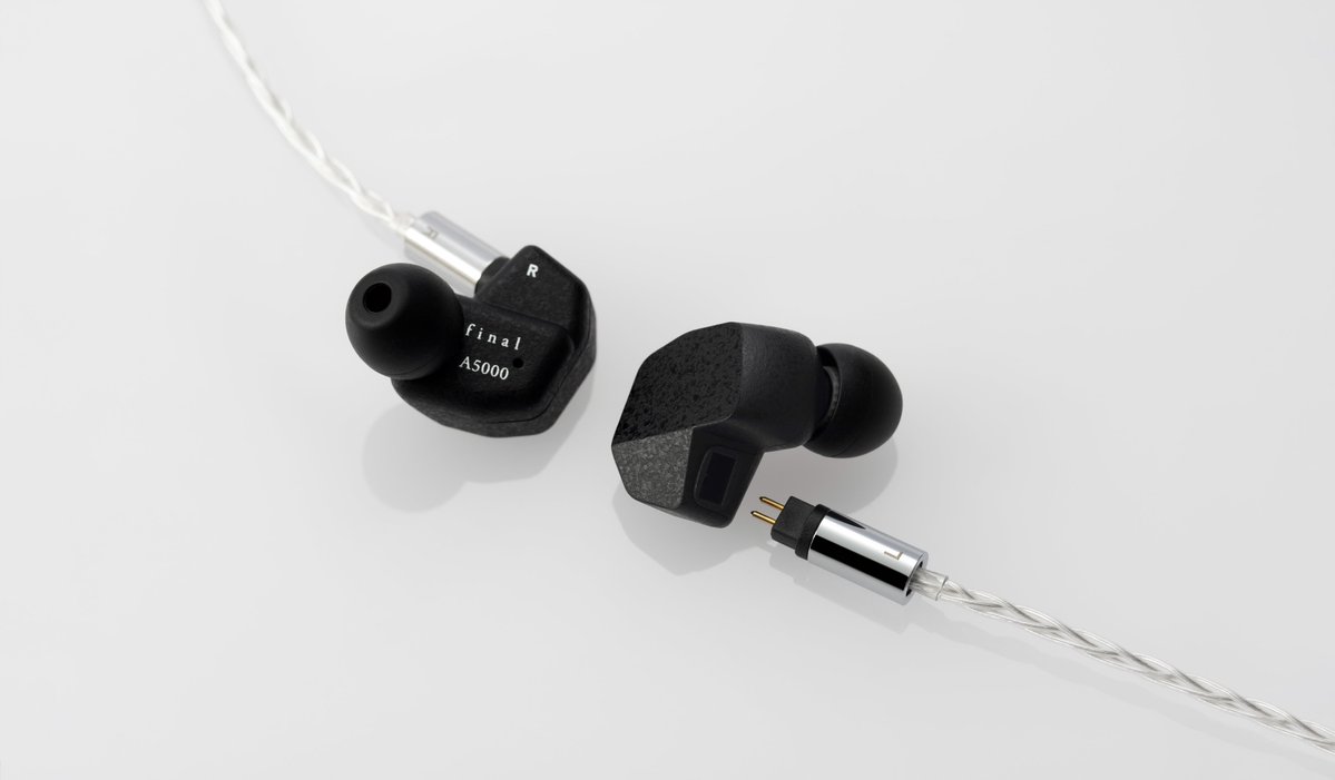 final_audio's tweet photo. 【A5000】じっくり音楽に浸りたい瞬間に。

一日の終わりに好きなアルバムをもう一度聴き直す—そんな時間に寄り添う、Aシリーズの中核モデルです。

▼ポイント
・新開発「f-CORE DU」で解像感と豊かなレンジを両立
・繊細なニュアンスまで描き切るサウンド
・長時間でも疲れにくい筐体設計
・2Pinシルバーコートケーブル付属

詳細
https://t.co/gWdqbpaiDX

#final #A5000 #有線イヤホン #おうち時間
