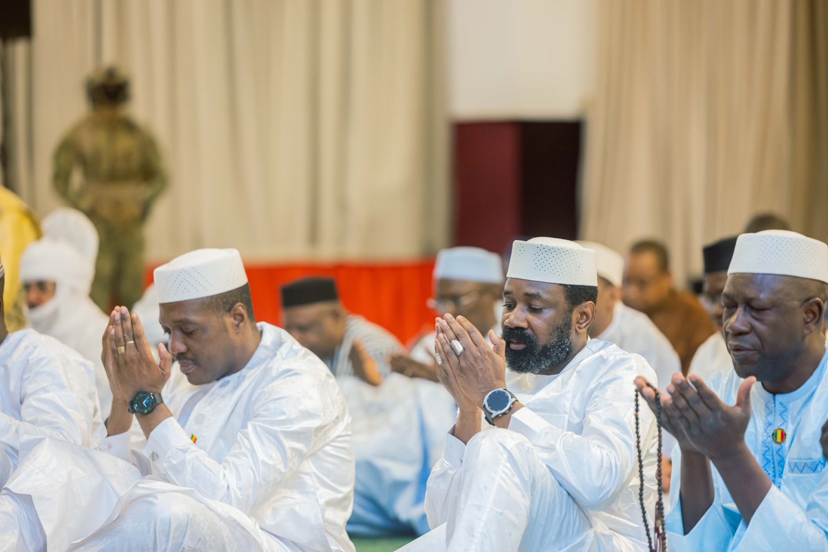 PresidenceMali's tweet photo. Le Président de la Transition a célébré l'Aïd el-Kébir avec la communauté musulmane du Mali à Koulouba. À l'issue de la prière, il a accordé une interview à la presse dans laquelle il a appelé le peuple malien à resserrer les rangs face aux « terrorismes multiformes ». https://t.co/FVUlmK1UGh