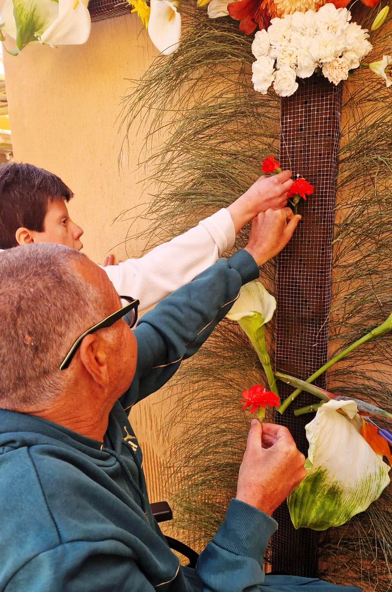 IASS_Tenerife's tweet photo. >>La tarea de enramar la cruz, decorarla con flores y ramas, es una costumbre muy arraiga en Tenerife, que en los centros del #IASS cumple un doble propósito: #inclusiónSocial y conservación de la identidad comunitaria. https://t.co/OgrFjurOJv