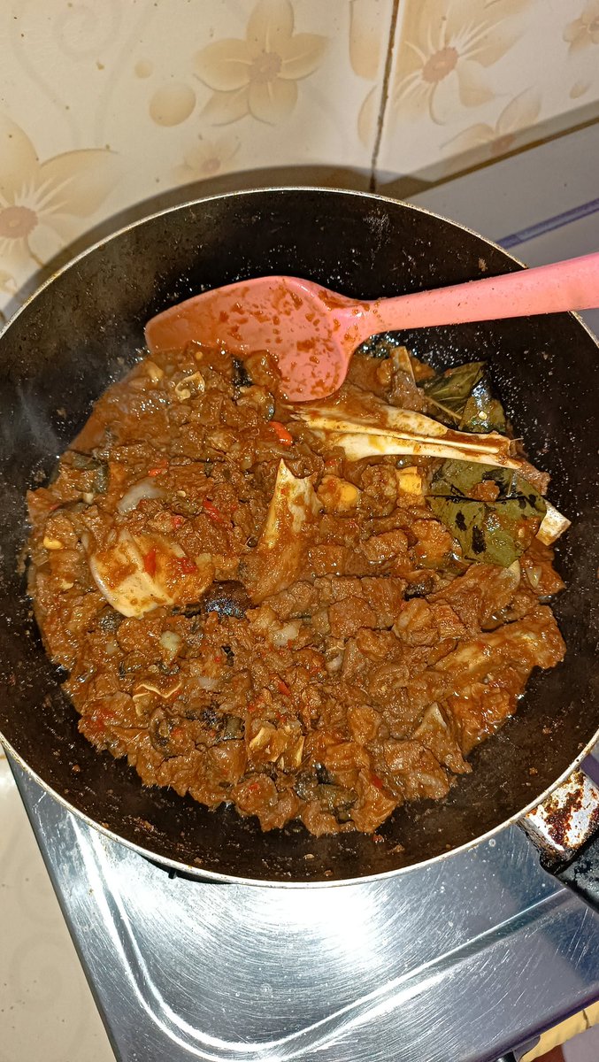 aruniax's tweet photo. Udah lama banget ga bikin thread masakan. 
Seperti biasa, daging kurban pertama selalu dimasak krengsengan. Karna ini yg paling simpel 😭 alhamdulillah tahun ini bisa rasain daging kurban lagi huhuu favvv https://t.co/omQRQevjPM