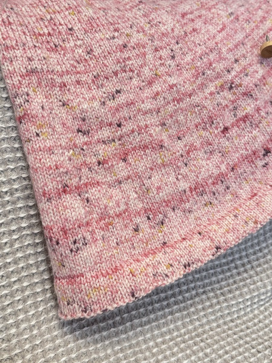 ino_knitting's tweet photo. ちまちまと編み進めてようやく見頃終わり！次は袖........しかしマジックループまだ不得意で大変... https://t.co/2cNXRxH8m4