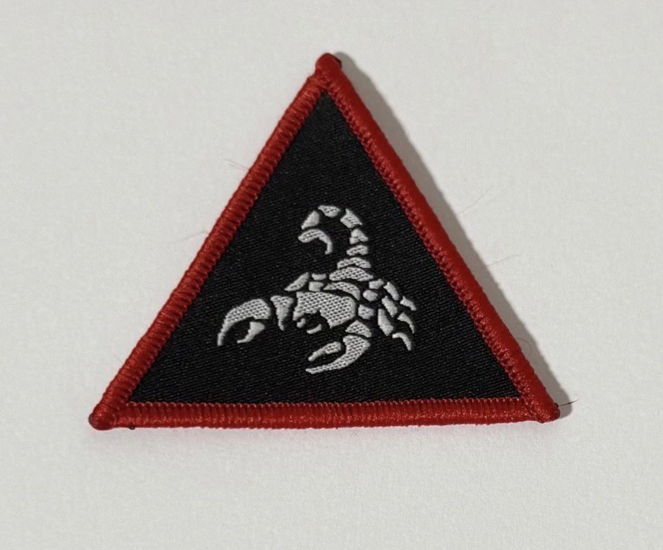 Gabriel64869839's tweet photo. It seems at this point confirmed that Scorpion will remain badge for all 3 DRS. It will be truly distinguishable only on Barracks-type flashes since difference is colors. 
9 DRS has ARRC green and gold, from what the Royal Artillery shows. 

9, 3, 1 DRS Bdes. https://t.co/38jjaP9S4C