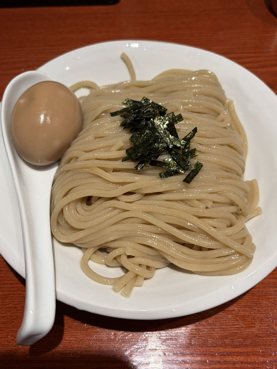 ootsuto's tweet photo. 中華そば 喜長 @新橋 
味玉チャーシュー竹の子つけそば1,530円
混んでるの覚悟して行きましたが、並び2名で直ぐに入れました！
中華そばかつけそばか迷いましたが、1番上の段のつけそばで！
丸長インスパイアのつけそばはピリッと胡椒が効いて甘い酸っぱいスープにプリプリの中太麺が凄くいい😋 https://t.co/xNwyYT8o1c