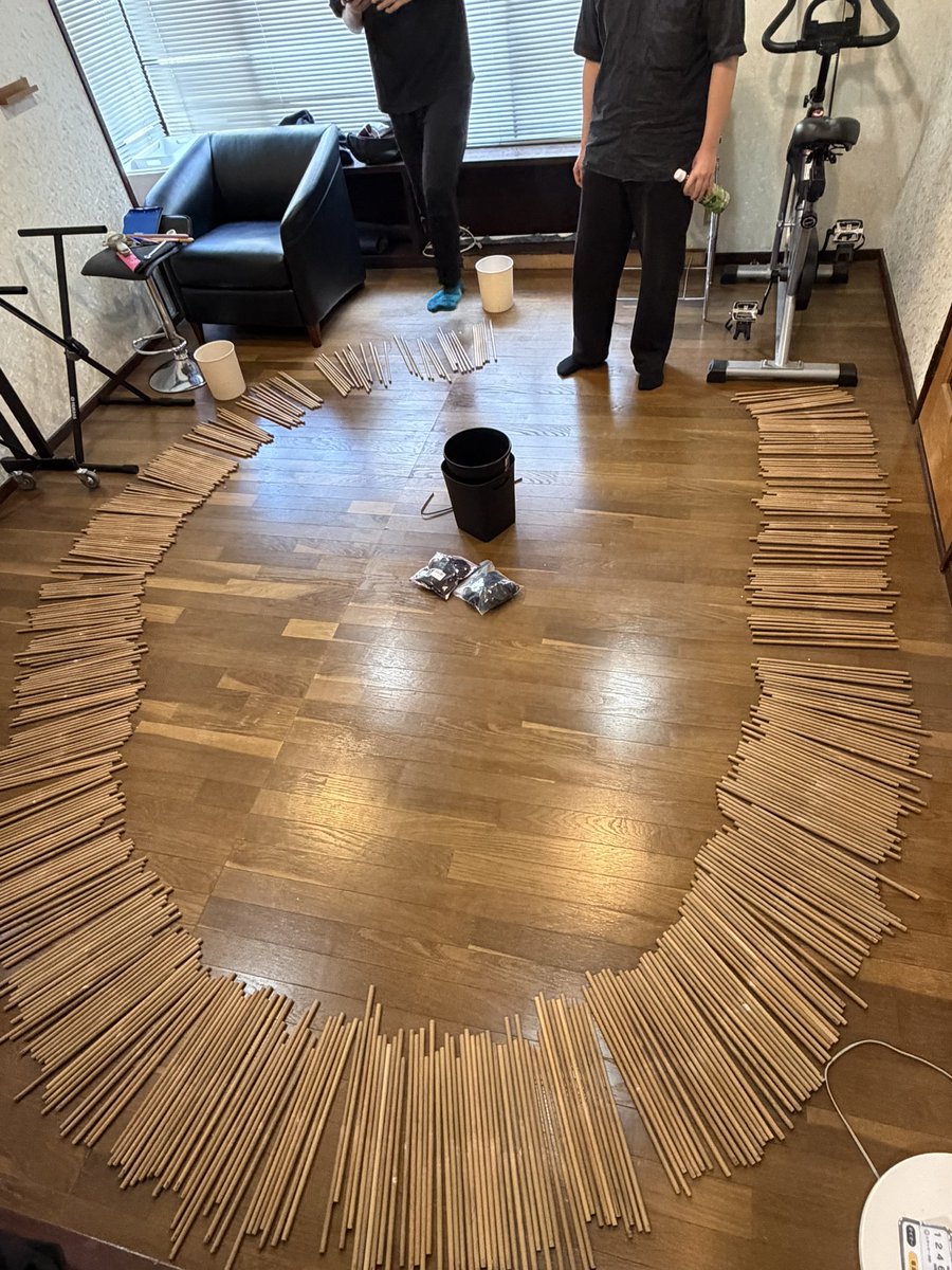 Tell_Mallets_'s tweet photo. 先日は竹の測定・ペアリング作業を行いました。

合計500本の竹を1本ずつ測定し、重さと太さを竹に記入します。
そこから実際にマレットとして成立するペアを選び出していきます。

今回はいつものアシスタントスタッフに加え、2名のプロティンパニ奏者にも手伝っていただきました。

ティンパニ奏者ならではの感覚で、「太さや振った感触の近いもの」「重心やバランスが揃うもの」が次々とペアリングされていき、演奏家ならではの視点が飛び交う濃い時間でした。

こうした地道な工程を経て、一本ずつTell Malletsのマレットになっていきます。