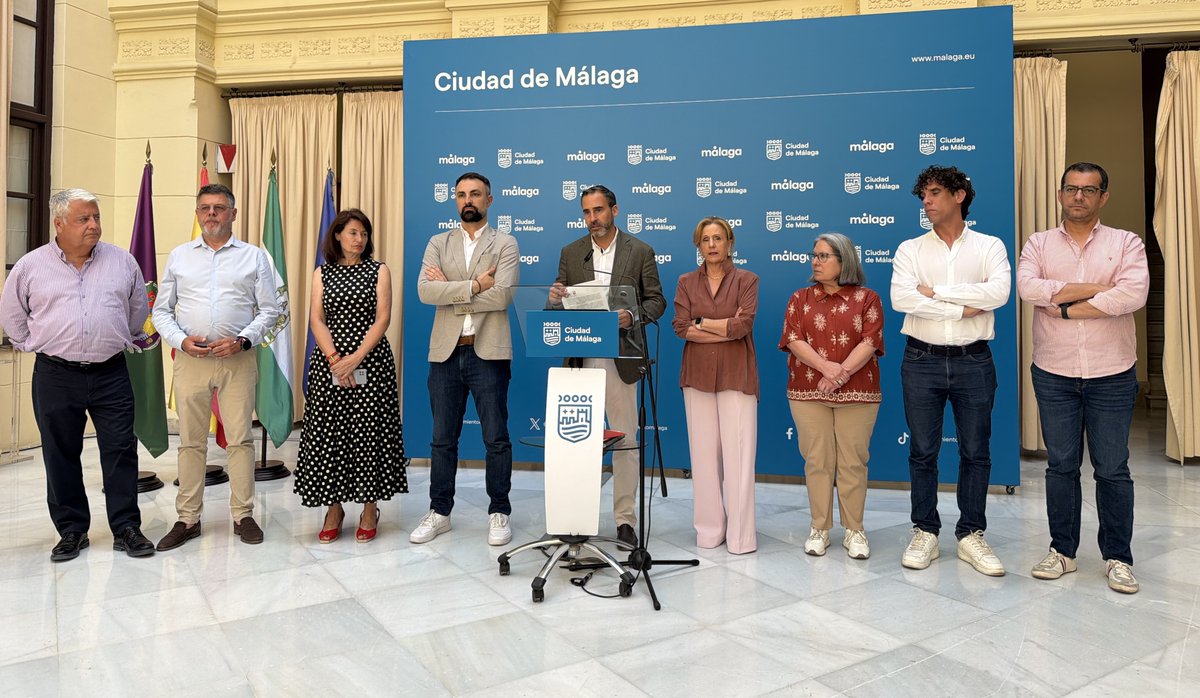 PSOEaytoMalaga's tweet photo. 🚒 El incendio del Hotel Ibis ha evidenciado una situación límite que @encierrobombmlg lleva años denunciando. #Málaga cuenta con la mitad de los efectivos necesarios.

🗣️ Exigimos a @pacodelatorrep un plan de choque urgente para los bomberos 👇 #plenoMLG
https://t.co/oqVI21OaK5 https://t.co/zIqxFugjut
