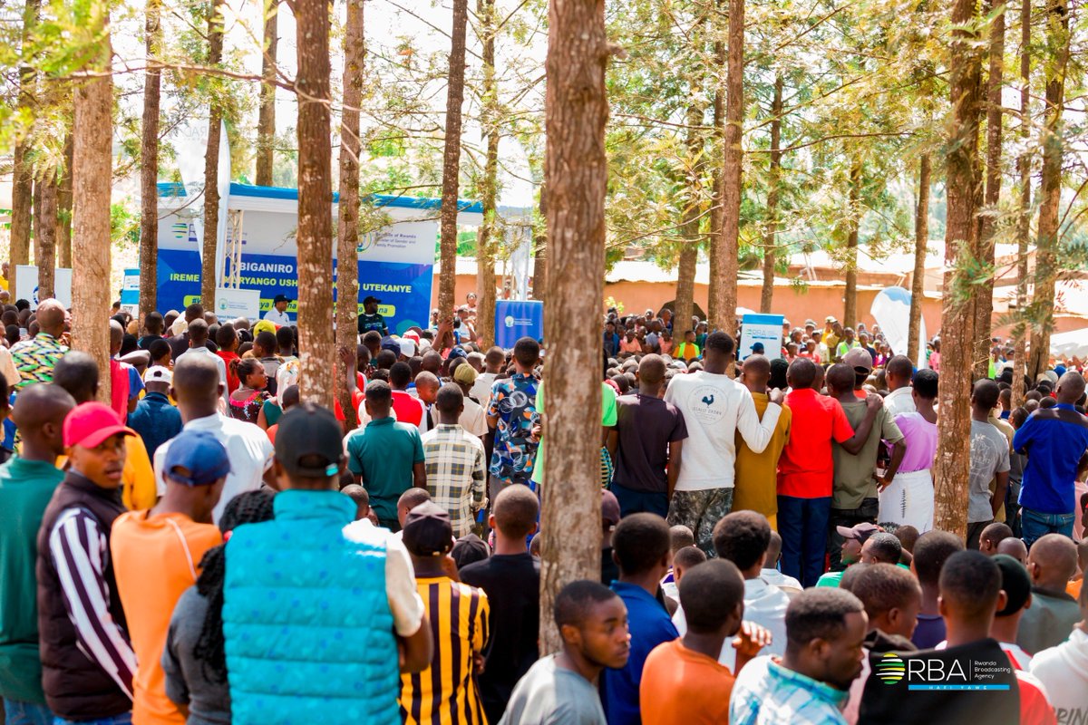 RwandaGender's tweet photo. Mu gushishikariza abatuye @NyagatareDistr kubaka Umuryango Ushoboye kandi Utekanye yahujwe na #RBAHafiyawe aho @Radiorwanda_RBA yimuriye ibiganiro mu Murenge wa Rukomo, abaturage bahawe serivisi zirimo iz'irangamimerere, gupimwa indwara zitandura, iza Isange One Stop Centre... https://t.co/wZ4SjpKtsE