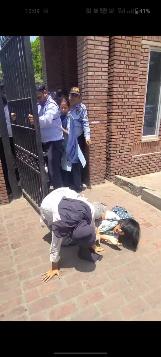 SaavyGupta's tweet photo. We have been protesting since days against the biased DU admin for conducting exams on Eid (Gazetted holiday). And we are met with brutality and violence through the hands of administration. Is this how u treat  students of your own university who r asking for something so basic? https://t.co/gRLSwfZEeu