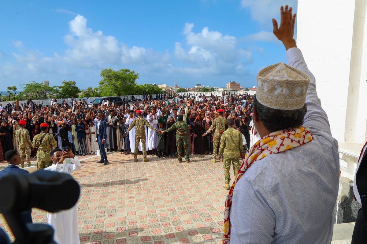 SONNALIVE's tweet photo. H.E. President @HassanSMohamud performed Eid al-Adha prayers at the Islamic Union Mosque in #Mogadishu.

The President congratulated the #Somali people on the blessed occasion &amp; wished continued stability, unity, and prosperity for our country. https://t.co/Yz9uuoX7x6