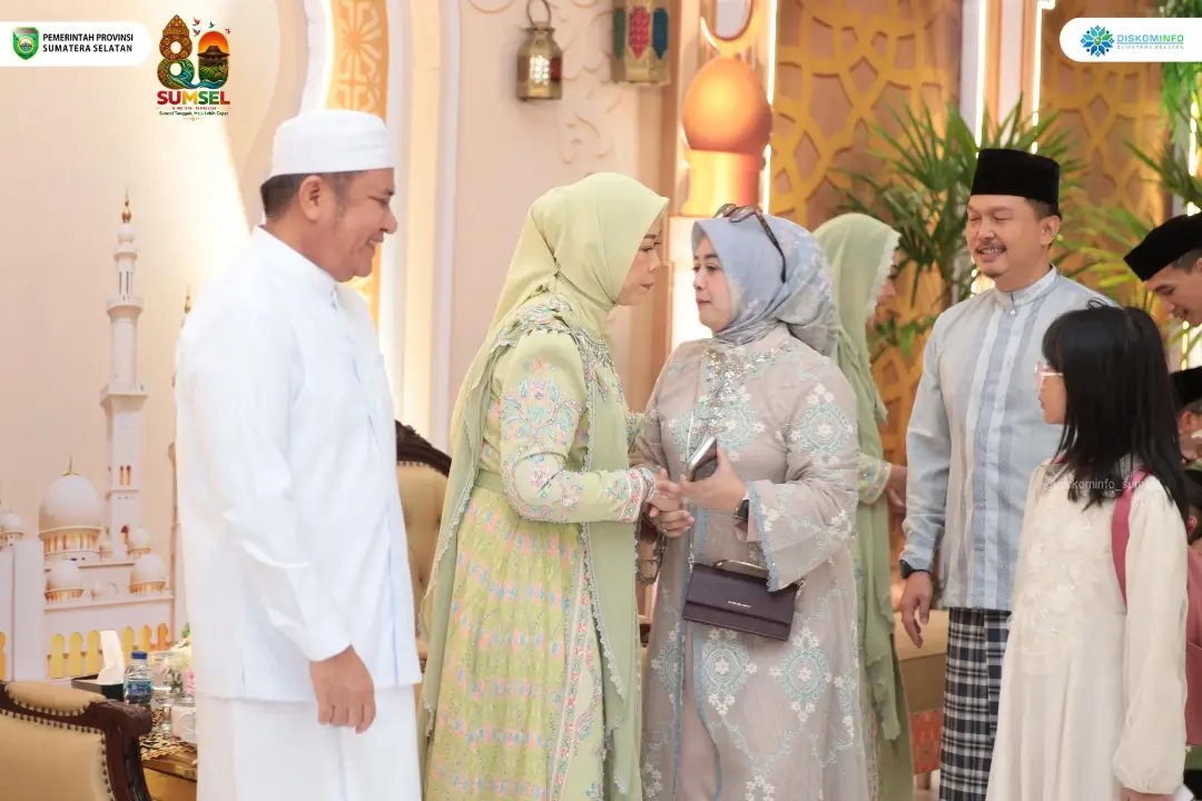 DISKOMINFOSS's tweet photo. Laksanakan Sholat Idul Adha di Griya Agung, Herman Deru Ajak Perkuat Keikhlasan dan Kepedulian Sosial.

#GubernurSumsel
#WakilGubernurSumsel
#HermanDeru
#CikUjang 
#DiskominfoSumsel
#PemprovSumsel https://t.co/WZ9nVSst7B