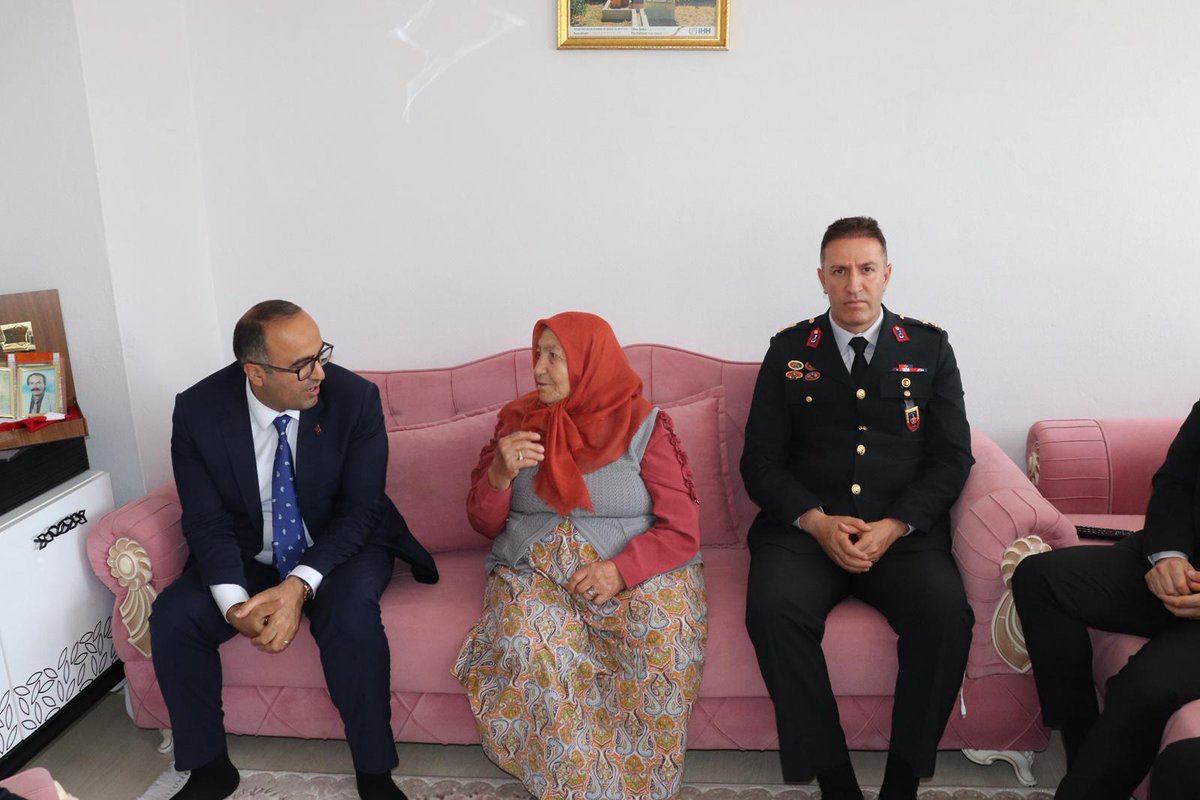 divrigigovtr's tweet photo. Kaymakamımız Sayın İlyas Kılıç, kurum amirleri ile birlikte şehit ailelerimizi ve gazilerimizi ziyaret etti.

Gerçekleştirilen ziyaretlerde aziz şehitlerimiz rahmet ve minnetle anılırken, kahraman gazilerimize sağlıklı ve huzurlu bir ömür temennisinde bulunuldu. https://t.co/CPVGRD8XKz