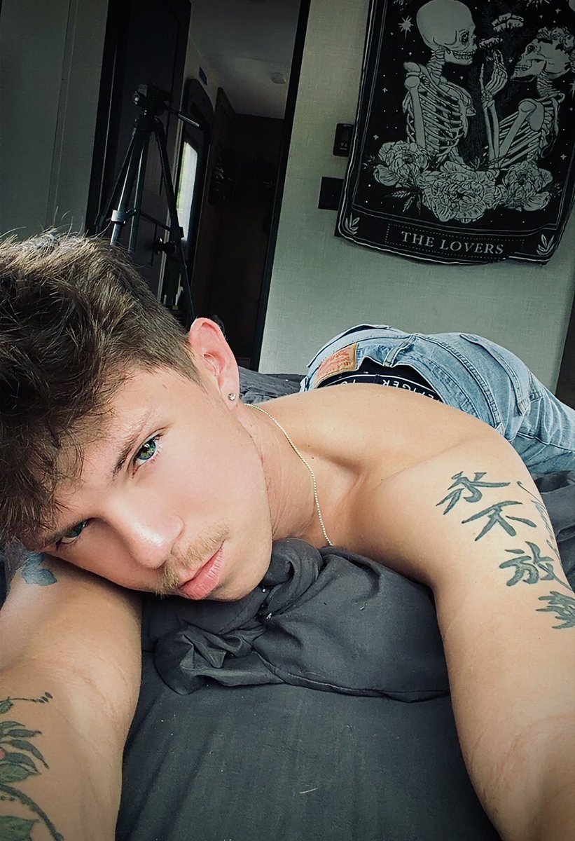 tylerxanderson's tweet photo. I actually do wear clothes sometimes https://t.co/RkdM6uszqC