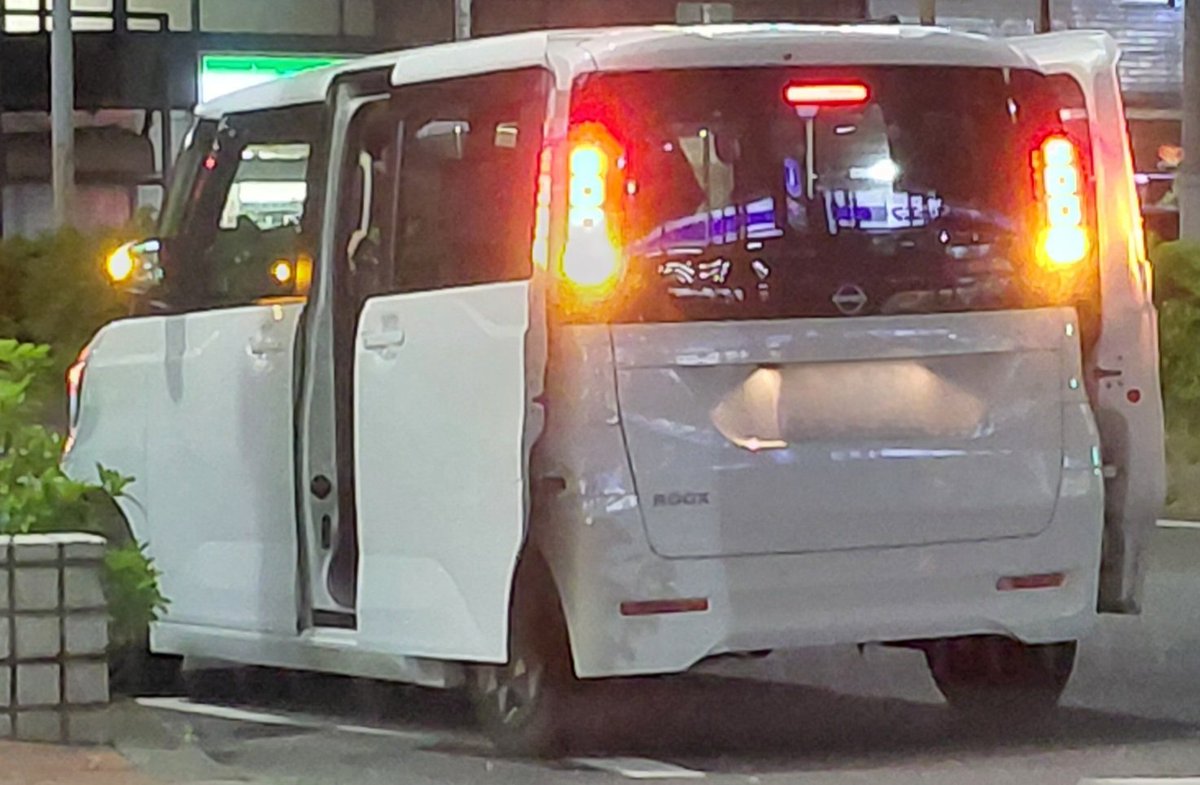 GucchySaka's tweet photo. 軽自動車なのに老人5人乗せて去っていった https://t.co/B7fzSDm1Aj