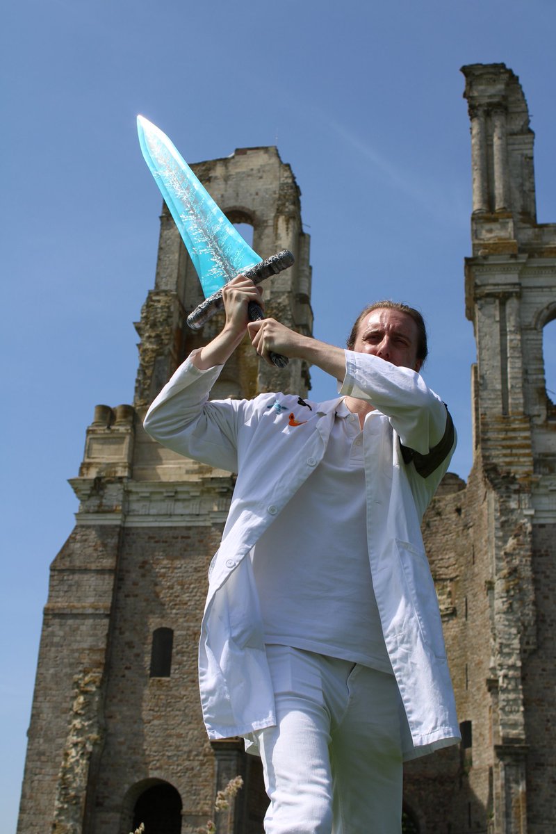 KEMIST_C10H15N's tweet photo. Oh, le shooting de fou !

Photographié par ma sœur qui restera anonyme (énorme merci et GG à elle).

Merci à Replica Kingdom qui m’a envoyé la réplique de la Rivière sanglante et de l'Espadon de la lune obscure. 

Ça régale ! https://t.co/O9A55tXLbu