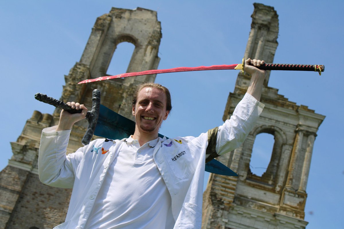 KEMIST_C10H15N's tweet photo. Oh, le shooting de fou !

Photographié par ma sœur qui restera anonyme (énorme merci et GG à elle).

Merci à Replica Kingdom qui m’a envoyé la réplique de la Rivière sanglante et de l'Espadon de la lune obscure. 

Ça régale ! https://t.co/O9A55tXLbu