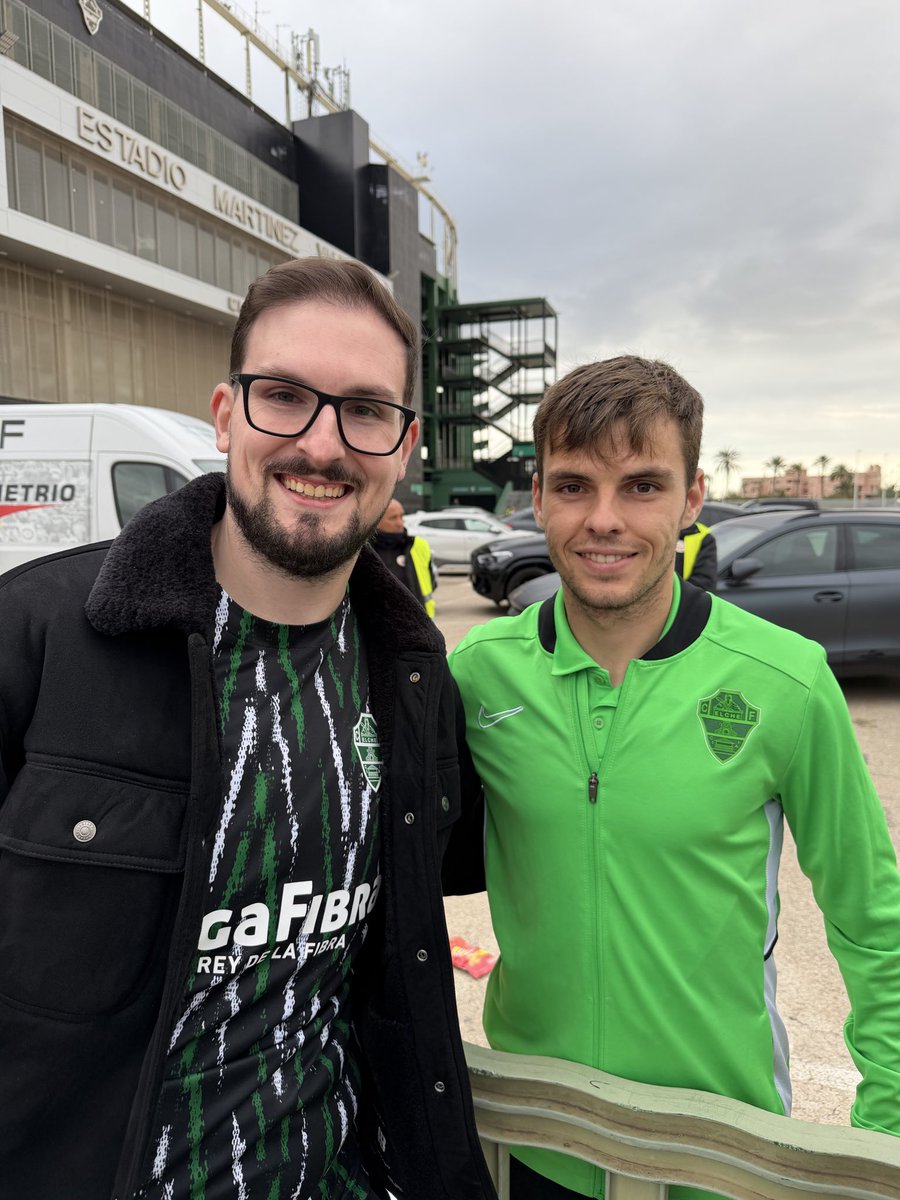JoseCarrasco_98's tweet photo. Esta temporada he vivido por primera vez la experiencia de ser abonado de un equipo.

He disfrutado como un enano en el Martínez Valero viendo al Elche jugar y gran parte de ello tienen @edersa10 y @FebasAleix. 

Desde aquí darles las gracias por lo que me han hecho gritar estos meses. Cumplieron el objetivo de dejar al equipo en Primera División y se van por la puerta grande.

Más que razonables sus motivos para no continuar. El primero por motivos personales y el segundo por querer vivir con 30 años experiencia europea. Dejáis una huella imborrable.

Gracias 💚🤍