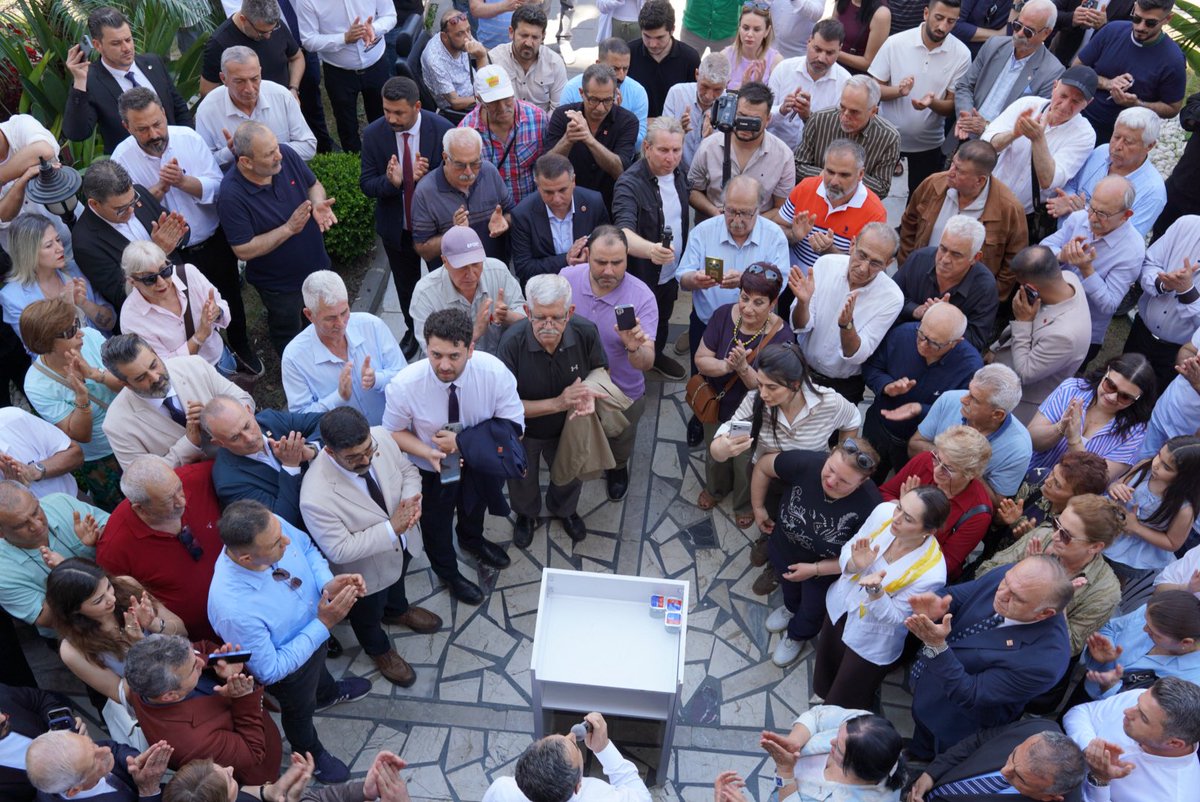 eczburhan's tweet photo. Baba ocağımız Adana il Başkanlığımızda örgütümüz, partililerimizle ve hemşehrilerimizle bayramlaştık. Adana ayakta, CHP’nin seçilmiş Genel Başkanı Özgür Özel’in yanında. https://t.co/5cJmX1bHx5