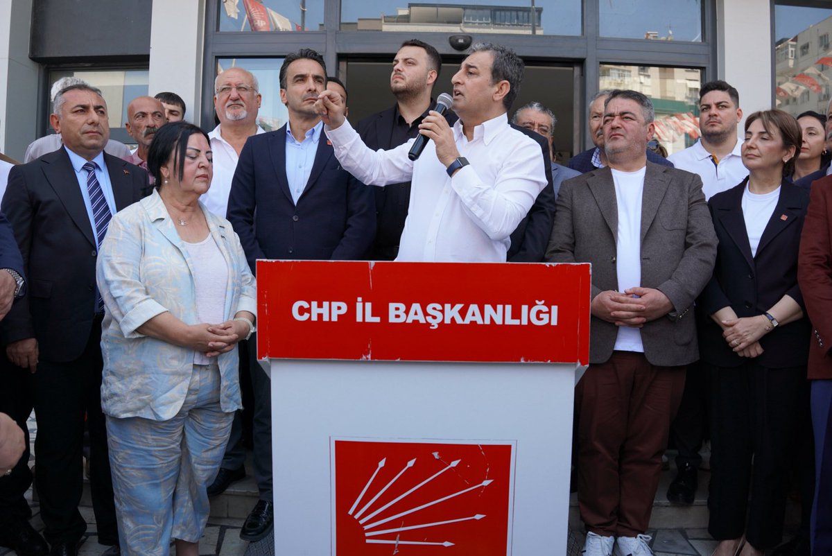 eczburhan's tweet photo. Baba ocağımız Adana il Başkanlığımızda örgütümüz, partililerimizle ve hemşehrilerimizle bayramlaştık. Adana ayakta, CHP’nin seçilmiş Genel Başkanı Özgür Özel’in yanında. https://t.co/5cJmX1bHx5