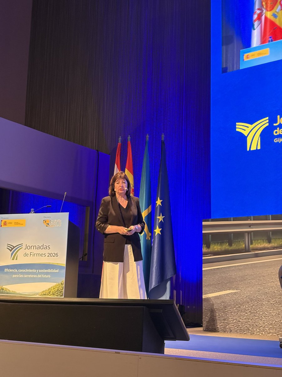 BardasaGen's tweet photo. Y ahora @lmiranda01, presidenta de @ateb_es, está hablando del papel de las emulsiones bituminosas en la sostenibilidad de los firmes. Mezclas durables, flexibles y que permiten aprovechar el RA a alta tasa 👏🏻👏🏻👏🏻 #JornadasFirmesATC2026 @ATC_PIARC https://t.co/oj34MDFnMs