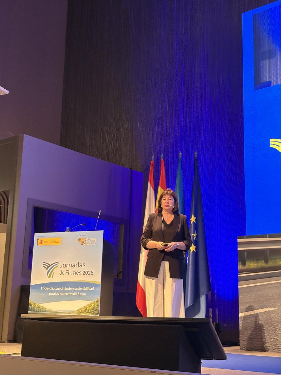 BardasaGen's tweet photo. Y ahora @lmiranda01, presidenta de @ateb_es, está hablando del papel de las emulsiones bituminosas en la sostenibilidad de los firmes. Mezclas durables, flexibles y que permiten aprovechar el RA a alta tasa 👏🏻👏🏻👏🏻 #JornadasFirmesATC2026 @ATC_PIARC https://t.co/oj34MDFnMs