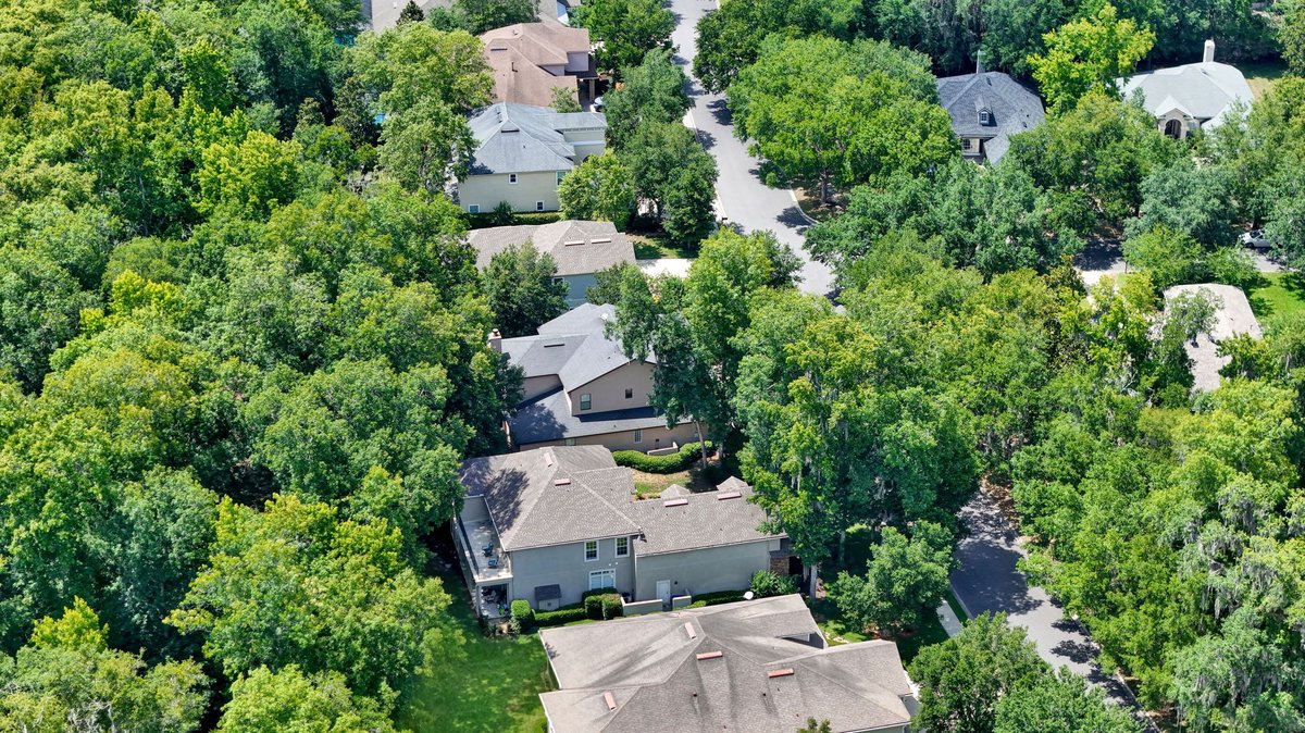 listingedge's tweet photo. Drone photography gives buyers a better perspective of the layout, lot size, backyard space, and surrounding area while complementing the ground-level photos that showcase the home itself. https://t.co/gYvCJHptcB