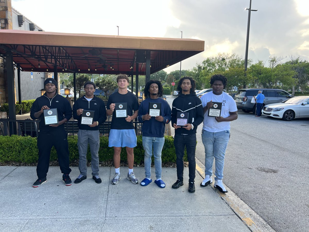 Mandarin_HS_FB's tweet photo. A fantastic All State Dinner last night for our guys! A great evening of recognition and some good food! Well done fellas! Well done! #AllState #Mustangs https://t.co/lMjer9DlXx