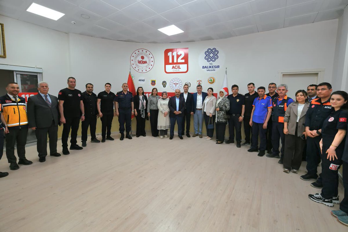 TC_Balikesir's tweet photo. 📍112 Acil Çağrı Merkezi / GAMER

112 Acil Çağrı Merkezi ile Güvenlik ve Acil Durumlar Koordinasyon Merkezi’ni ziyaret eden Vali İsmail Ustaoğlu ve eşi Hanımefendi Şenay Ustaoğlu, Büyükşehir Belediye Başkanı Ahmet Akın ve eşi Arbil Akın ile birlikte bayramı görevi başında geçiren personele çalışmalarında başarı dileyerek Kurban Bayramını kutladı.

#KurbanBayramı