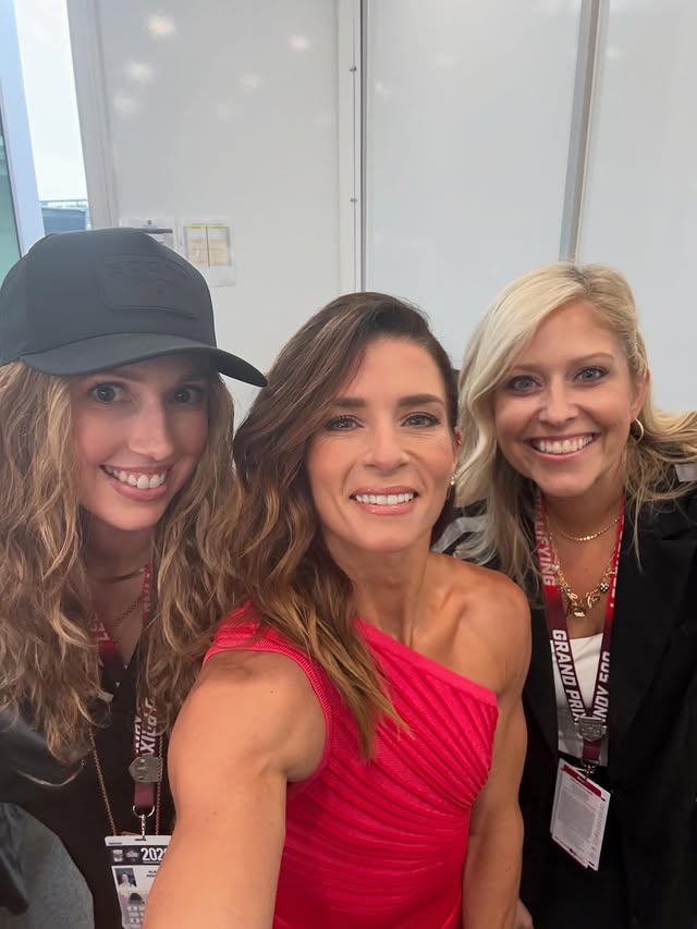 dan68462's tweet photo. Danica Patrick in the Indy 500
And some friends 💐💐❤️❤️ she is so beautiful 😍❤️ https://t.co/PiMtVUavVo