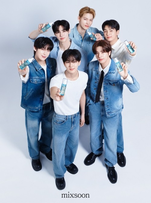 pmmpem's tweet photo. 엔하이픈 다시 믹순 모델됐네
청청 개예뻐서 얘네 왜 좋아했는지 생각남 https://t.co/h9pJ5olIbg