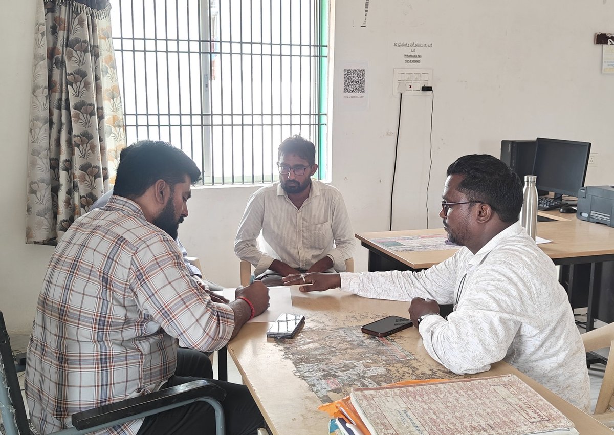 GunukulaKishore's tweet photo. “నెల్లూరు సిటీ,ప్రజలకు సేవలు అందించాల్సిన సచివాలయాలు… సిబ్బంది కొరతతో ఇబ్బందుల కేంద్రాలుగా మారకూడదు”

“రెండు సచివాలయాలకు డేటా ప్రాసెసింగ్ ఆఫీసర్, అడ్మిన్ పోస్టులు అత్యవసరం. ప్రజలకు ప్రభుత్వ సేవలు వేగంగా అందాలంటే ఈ ఖాళీలను తక్షణమే భర్తీ చేయాలి. వీలైనంత త్వరగా సిబ్బందిని కేటాయించాలని మంత్రిగారిని కోరుతున్నాము.”

“2700 కుటుంబాలకు 18 మంది సిబ్బంది అవసరం… ముగ్గురితో ప్రజాసేవలు ఎలా సాధ్యం?”

#KishoreGunukula - @JanaSenaParty జిల్లా ప్రధాన కార్యదర్శి,

స్థానిక జనసేన నాయకులు దివానం సురేష్ బాబు  సమాచారం మేరకు భగత్‌సింగ్ కాలనీ సచివాలయం-1,2 పరిధిలో నెలకొన్న సమస్యలను తెలుసుకున్న జనసేన పార్టీ జిల్లా ప్రధాన కార్యదర్శి గునుకుల కిషోర్ అక్కడికి వెళ్లి పరిస్థితులను పరిశీలించారు. ప్రజలకు అందాల్సిన ప్రభుత్వ సేవలు సిబ్బంది కొరత కారణంగా తీవ్ర ఆలస్యానికి గురవుతున్నాయని ఆయన ఆవేదన వ్యక్తం చేశారు.

దాదాపు సంవత్సరం కాలంగా రెండు సచివాలయాలకి వెల్ఫేర్ ఆఫీసర్, ఉమెన్ ప్రొటెక్షన్, అమెనిటీస్ ఈ ముగ్గురు అధికారులతో మాత్రమే ఈ రెండు సచివాలయాలు కొనసాగుతున్న పరిస్థితి నెలకొంది. తాత్కాలికంగా ఇన్‌చార్జ్‌లను నియమించినప్పటికీ వారు ఎక్కువకాలం అక్కడ విధులు నిర్వహించకపోవడం గమనార్హం. దీంతో ప్రజలకు అందాల్సిన సేవలు మరింత ఆలస్యమవుతూ స్థానికులు తీవ్ర ఇబ్బందులు ఎదుర్కొంటున్నారు.

ప్రభుత్వ నిబంధనల ప్రకారం ఒక్కో సచివాలయంలో వెల్ఫేర్ ఆఫీసర్, ఏఎన్ఎం, ఉమెన్ ప్రొటెక్షన్, టౌన్ ప్లానింగ్, అమెనిటీస్, వీఆర్ఓ, శానిటేషన్, డేటా ప్రాసెసింగ్, అడ్మిన్ ఇలా మొత్తం తొమ్మిది విభాగాలకు సంబంధించిన సిబ్బంది అందుబాటులో ఉండాలి. అంటే రెండు సచివాలయాలకు కలిపి మొత్తం పందొమ్మిది మంది సిబ్బంది ఉండాల్సి ఉండగా ప్రస్తుతం రెండింటికీ కేవలం ముగ్గురు మాత్రమే విధులు నిర్వహిస్తున్నారని తెలిపారు.

దీంతో పెన్షన్లు, రేషన్ కార్డులు, ఆధార్ సవరణలు, ధృవపత్రాల జారీ వంటి కీలక సేవలు ఆలస్యమవుతూ ప్రజలు తీవ్ర ఇబ్బందులు ఎదుర్కొంటున్నారని పేర్కొన్నారు. ఒక్కో సచివాలయం లో దాదాపు 1340 ఇళ్లు, సుమారు 2700 కుటుంబాలకు ఈ కొద్దిమంది సిబ్బందితో సేవలు అందించడం అసాధ్యంగా మారిందన్నారు.

అదేవిధంగా జనగణన పనుల కారణంగా అందుబాటులో ఉన్న సిబ్బంది కూడా పూర్తిస్థాయిలో ప్రజాసేవలకు సమయం కేటాయించలేకపోతున్నారని తెలిపారు. సచివాలయం ప్రాంతంలో సీసీ కెమెరాలు లేకపోవడం, రాత్రివేళల్లో అకతాయిల గందరగోళం కొనసాగడం భద్రతాపరమైన ఆందోళన కలిగిస్తోందన్నారు.

ఈ సమస్యలను కమిషనర్ గారి దృష్టికి, అలాగే నెల్లూరు సిటీ ఎమ్మెల్యే మరియు మంత్రి @Dr_NarayanaP గారి దృష్టికి తీసుకెళ్లి ఖాళీ పోస్టులను తక్షణమే భర్తీ చేయాలని కోరనున్నట్లు గునుకుల కిషోర్ తెలిపారు.

ప్రజలకు వేగవంతమైన సేవలు అందేలా చేయడం కోసం జనసేన పార్టీ అధ్యక్షులు  ఆశయాలకు అనుగుణంగా ప్రజా సమస్యల పరిష్కారానికి కట్టుబడి పనిచేస్తామని స్పష్టం చేశారు.

ఈ కార్యక్రమంలో స్థానిక జనసేన నాయకులుదివానం సురేష్ బాబు,జిల్లా ప్రదాన కార్యదర్శి కిషోర్ గునుకుల,సంయుక్త కార్యదర్శి ప్రశాంత్ గౌడ్ పాల్గన్నారు..

@PawanKalyan @APDeputyCMO @NagaBabuOffl @mnadendla @JSPShatagniTeam @itsRamTalluri @AjayaKumarJSP 

#Nellorecity #Nellore #Andhrapradesh #PawanKalya