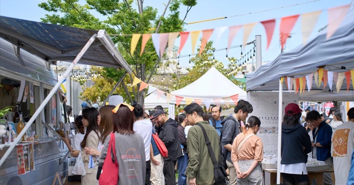 katachitonakami's tweet photo. 今週末5/31日曜日は、下北沢の線路街空き地へ来てください！！
フードトアーキフェスは、食と建築を掛け合わせた今までにない新感覚フェスイベント。
当日の全出店(展)者とステージのスケジュール公開！！
建築に興味あってもなくても、大人も子供も楽しめるイベントです◎
トークありお笑いあり音楽あり展示ありワークショップあり。フェス特製たべものけんちくシールプレゼントも！！

下北線路祭との同時開催ですので皆様ひとまず下北へ。
