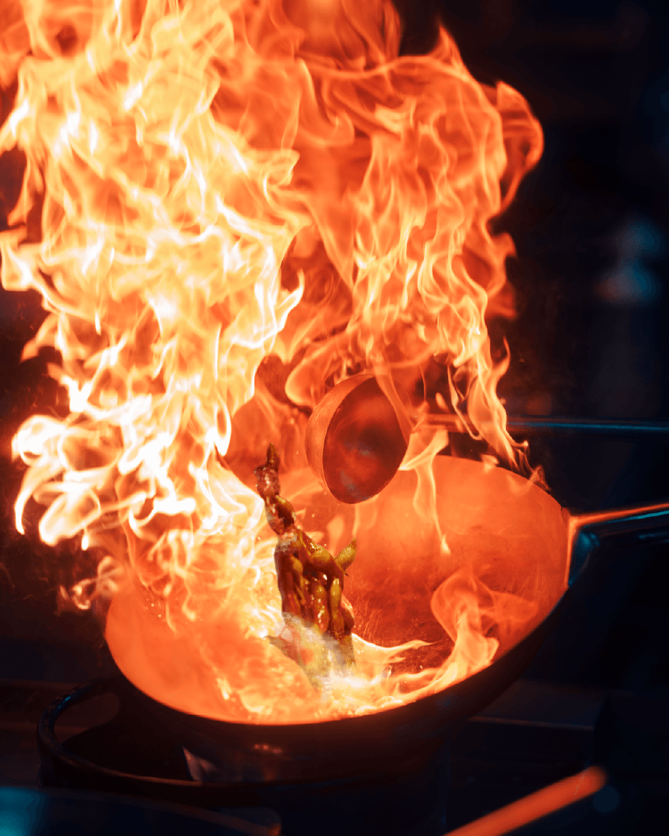 Kimonosaudi's tweet photo. إذا النار عالية الطعم بيكون أعلى🔥
If the wok’s on fire like this the flavor’s about to hit 
#Kimono_restaurant #sushi #Japanese_restaurant #riydh_restaurants #jeddah_restaurants https://t.co/XokL6JjkQ9