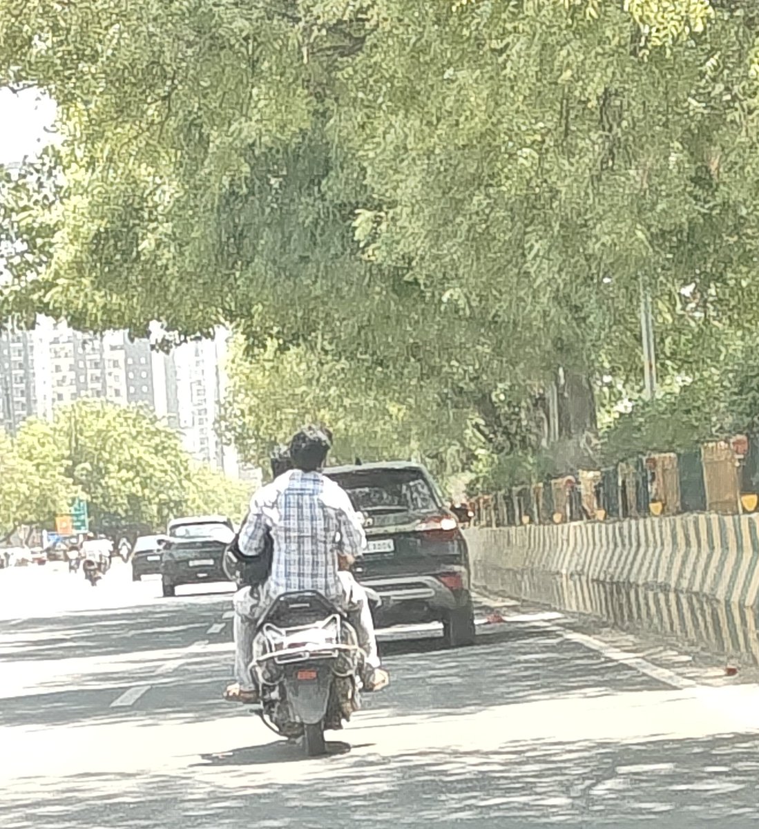 Shwetangi3's tweet photo. In the last 5 days, have caught more than 6 vehicles moving without a number plate. Area bhangel road to sec 107, 76, 78, metro and area towards greater noida faridabad highway. Managed to capture 3 atleast in camera.
@DCPGreaterNoida @dgpup @noidapolice @CeoNoida @Noidatraffic https://t.co/dRz7bcfMjv