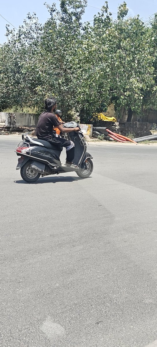 Shwetangi3's tweet photo. In the last 5 days, have caught more than 6 vehicles moving without a number plate. Area bhangel road to sec 107, 76, 78, metro and area towards greater noida faridabad highway. Managed to capture 3 atleast in camera.
@DCPGreaterNoida @dgpup @noidapolice @CeoNoida @Noidatraffic https://t.co/dRz7bcfMjv