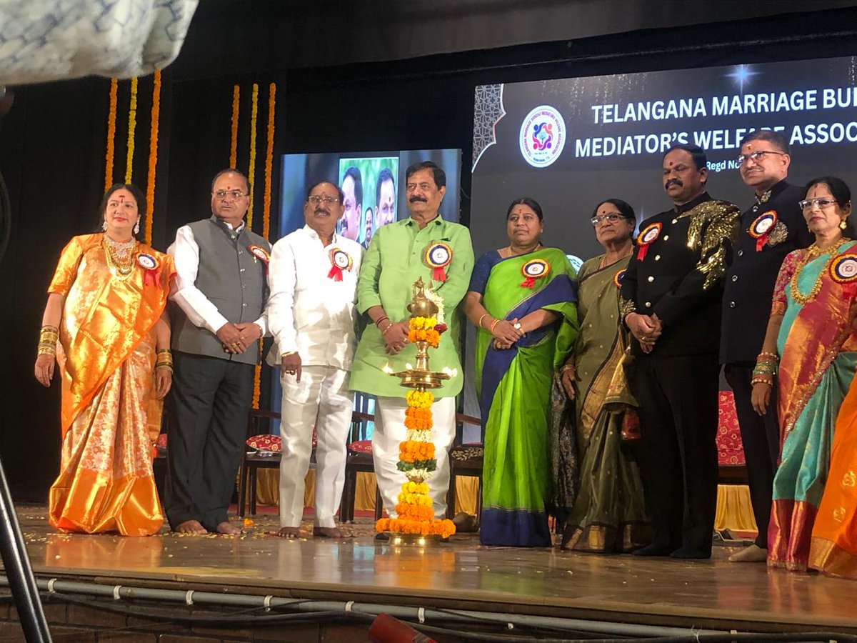 Pallelaxmanrao3's tweet photo. రవీంద్ర భారతిలో తెలంగాణ మ్యారేజ్ బ్యూరో మీడియేటర్స్ అసోసియేషన్ 5వ వార్షికోత్సవం సందర్భంగా, ఫౌండర్ శ్రీ బుర్ర శ్రీనివాస్ గారి ఆధ్వర్యంలో నిర్వహించిన “శ్రీ మహానంది అవార్డ్స్” కార్యక్రమంలో రాష్ట్ర గౌడ సంఘం అధ్యక్షులు శ్రీ పల్లె లక్ష్మణ్ రావు గౌడ్ గారు ముఖ్య అతిథిగా పాల్గొన్నారు. https://t.co/ZoUQWY7GR2
