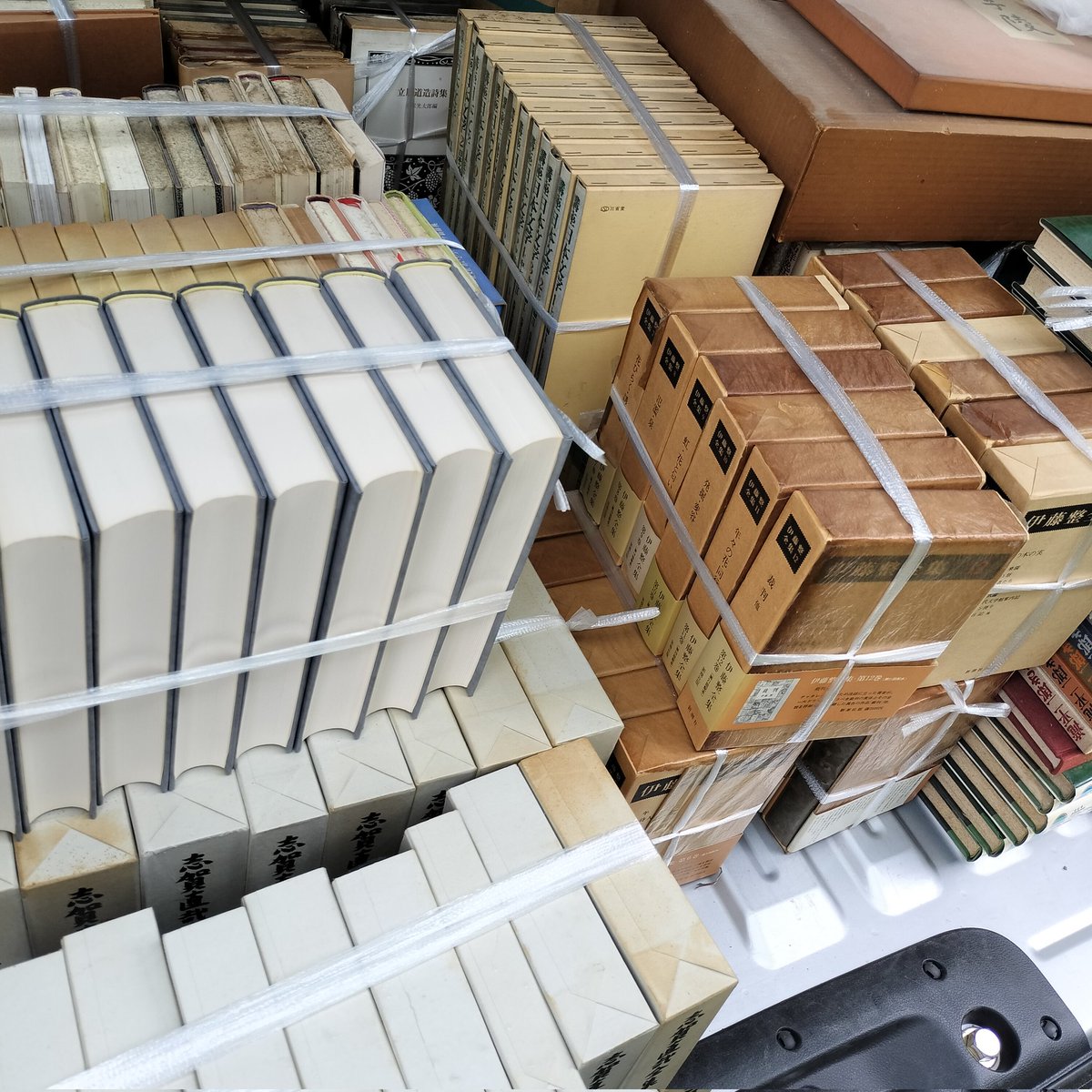 Kyunosuke1's tweet photo. @higashimikawako 梁山書林です。
伊藤整全集や河合隼雄著作集(第一期)他をどんと持っていきます。色々入ってます。お楽しみに！ https://t.co/lzXfpNiFB9