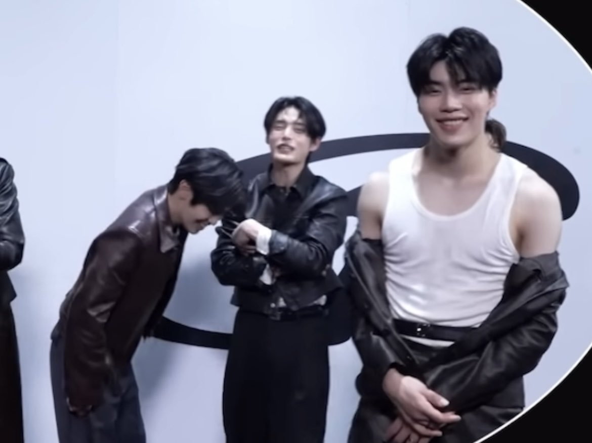 ppuxing's tweet photo. 와웃겨 태래 민망할때마다 건욱이 찾는거 아시는분 https://t.co/0AZCRk6aLP
