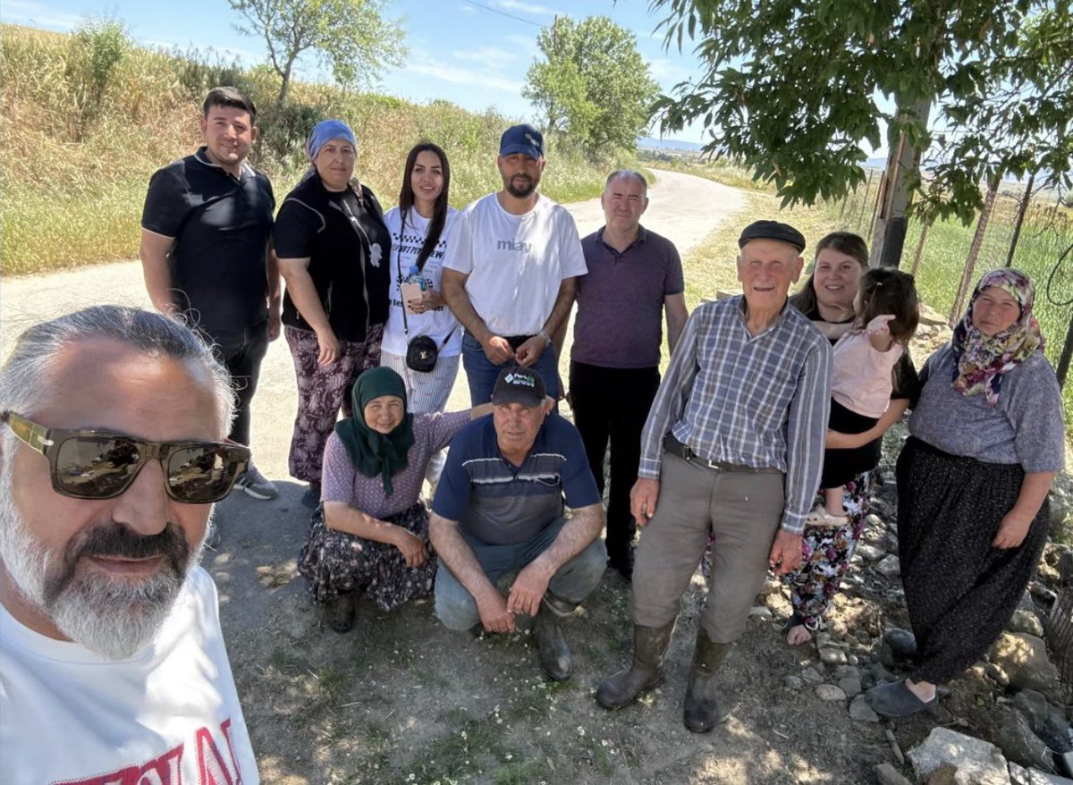 benmacirim's tweet photo. Televizyon ekranlarının başarılı oyuncusu, vefalı kişiliğiyle gönüllerde yer edinen Trakya damadı Kenan Çoban, bayramda ailesiyle birlikte eşinin memleketi Gelibolu Kalealtı köyündeydi. Samimi aile karesi kısa sürede büyük beğeni topladı. https://t.co/9msoZI1LoQ