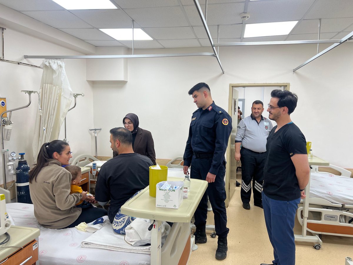 TC_imranli's tweet photo. Kaymakamımız Sayın Fatma BAYALAN, Kurban Bayramı dolayısıyla ilçe genelinde bir dizi ziyarette bulundu.

Bu kapsamda;Kızıldağ Karayolları Bakım Evi ve İlçe Hastanesini ziyaret eden Kaymakamımız, görev başındaki personelle bir araya gelerek bayramlarını kutladı. https://t.co/zkRuXHc4gd