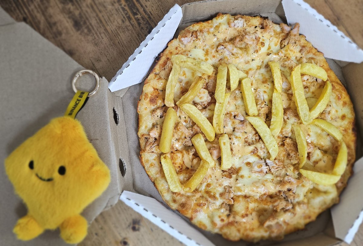 weirdtechvision's tweet photo. #BinancePizza  with  @binance Bibi🤩🥳. Always using what's available to enjoy the community vibes. Getting creative is the tool and @binance  is the space 🍕😋 https://t.co/NunaNeF4mt