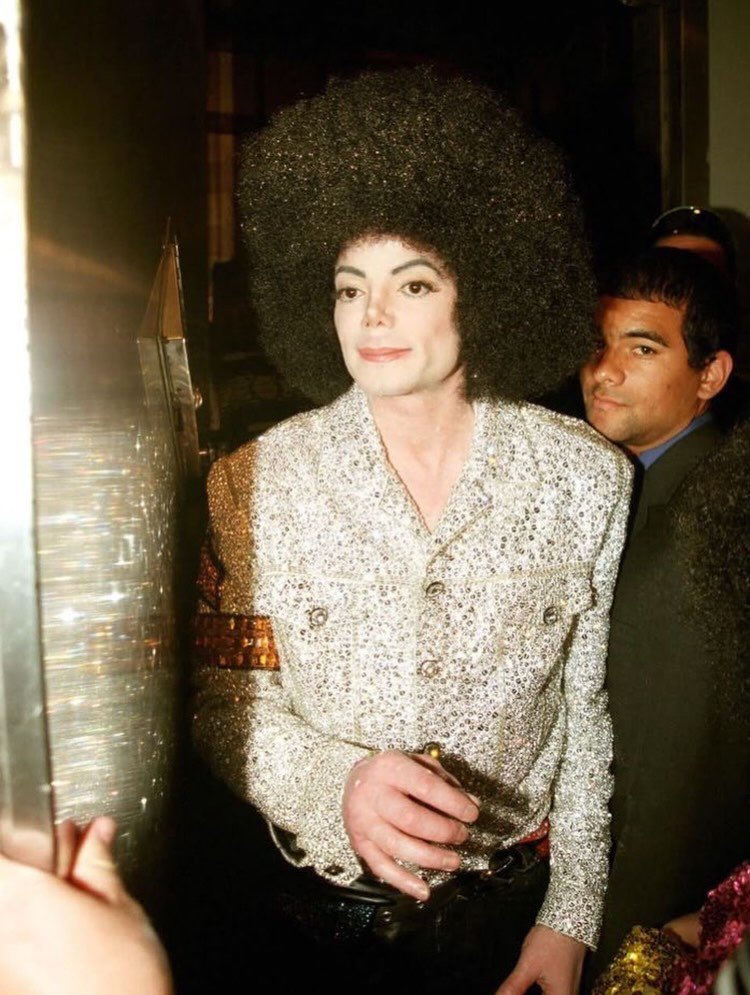 EOT94531228's tweet photo. Michael Jackson in 2003
I’m dead 😁 was this a wig ? https://t.co/4Kl07XuhDn