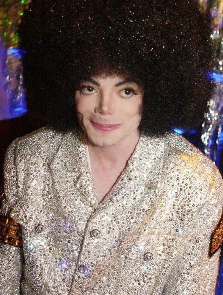 EOT94531228's tweet photo. Michael Jackson in 2003
I’m dead 😁 was this a wig ? https://t.co/4Kl07XuhDn