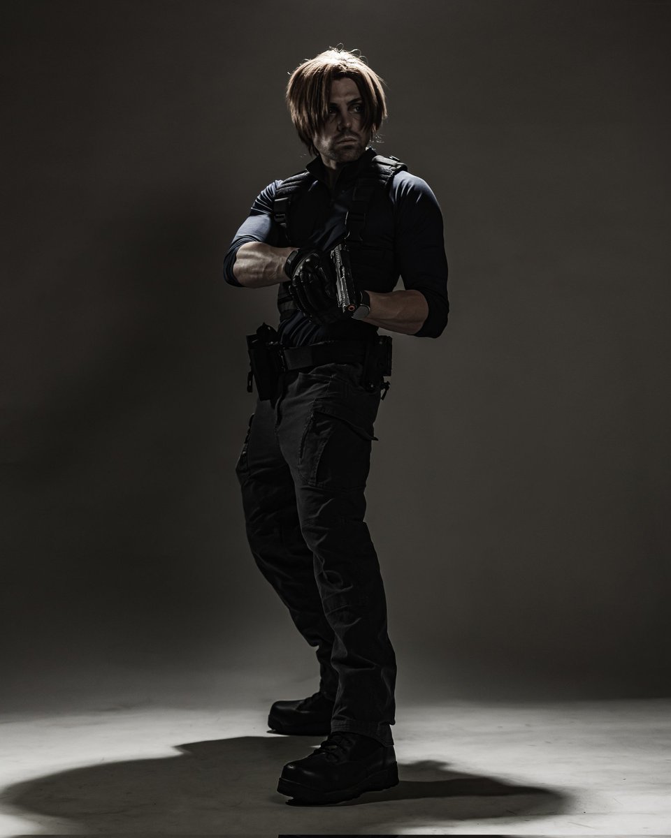deviantviking's tweet photo. It's my birthday today @RE_Games 
Drop my new Leon photos. https://t.co/kBPO0qFzuh