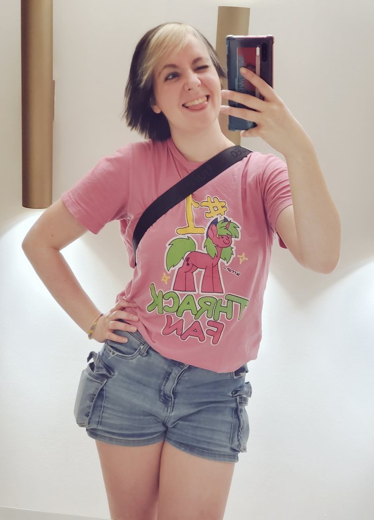 KoaBitez's tweet photo. tour fit check #8 - time to get wiggling again! gotta make sure everyone in Deutschland knows I stan my bestie 🩷💚 https://t.co/stG8pHXU62