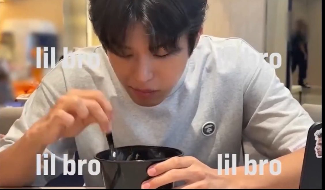 belovedwooo's tweet photo. กินข้าวพร้อมไอแพด55555555555 https://t.co/btB5sc1SAF