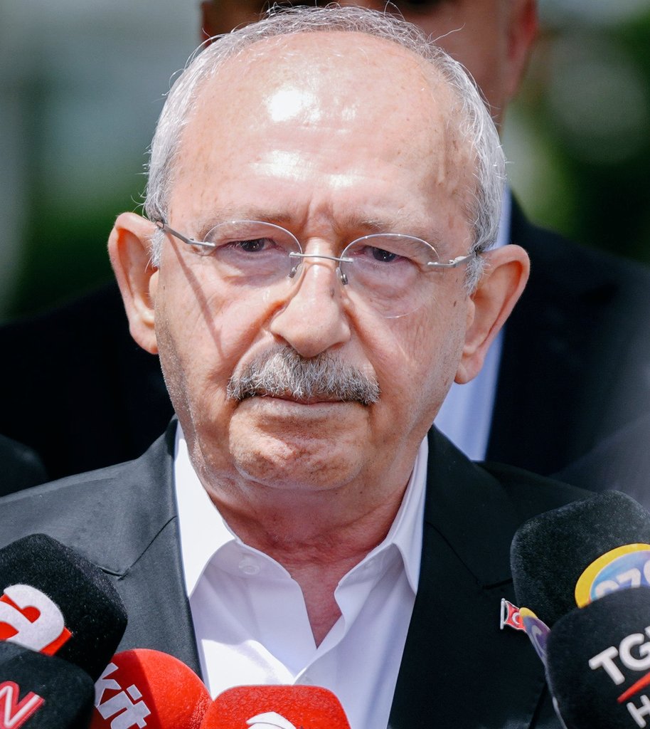 12NoFB's tweet photo. Türk Siyasi tarihinde ilk kez yaşandı; Delegelerin seçmedigi bir kişi bir partinin genel başkanı oldu.

#kurbanbayramınızmübarekolsun Adnan Beker 4 Nisan #kılıcdaroglu #ozgurozel https://t.co/BkMu9U41Cq