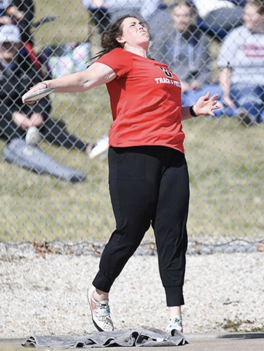 RavensFlyOnHigh's tweet photo. May 27, 2022 – Madison Sutton of @RavenTrackXC  wins the NAIA discus title with a throw of 48.29 meters in Gulf Shores, Ala. https://t.co/CTlNUkGLsP